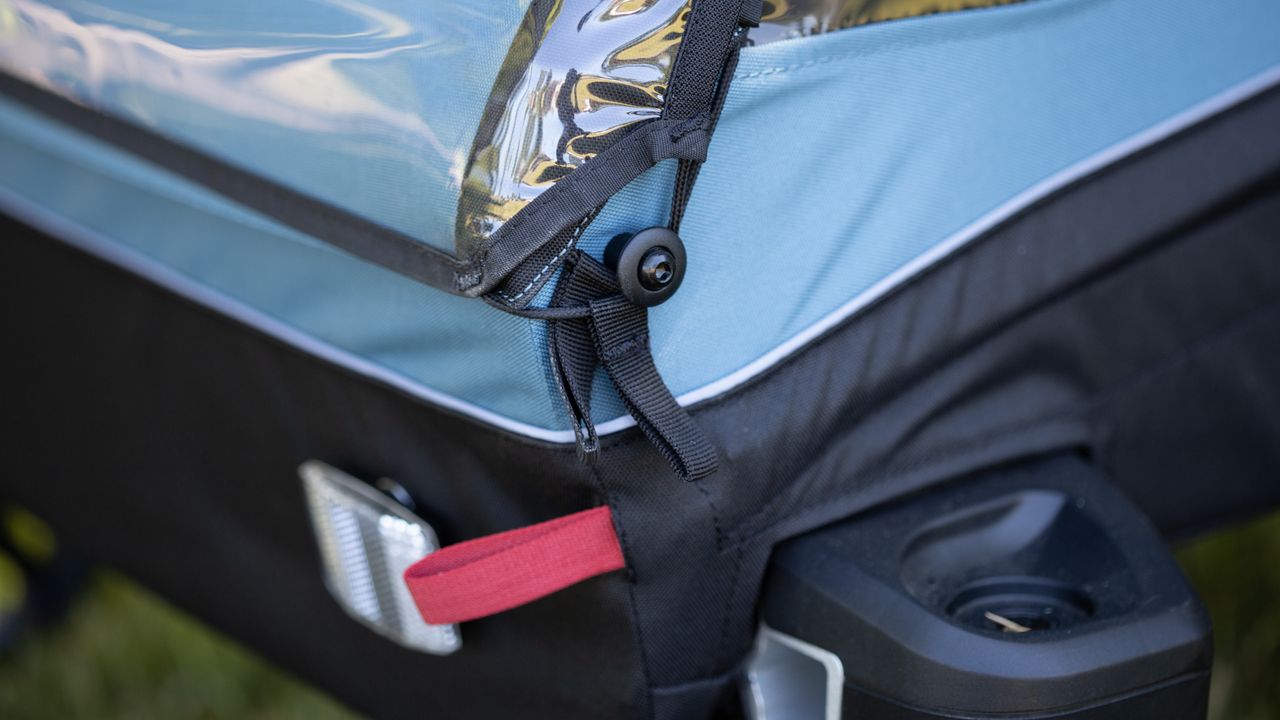 Thule Courier detail of rain and big cover