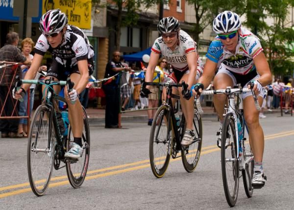 As the race progressed, serious attempts to get away began to take place.