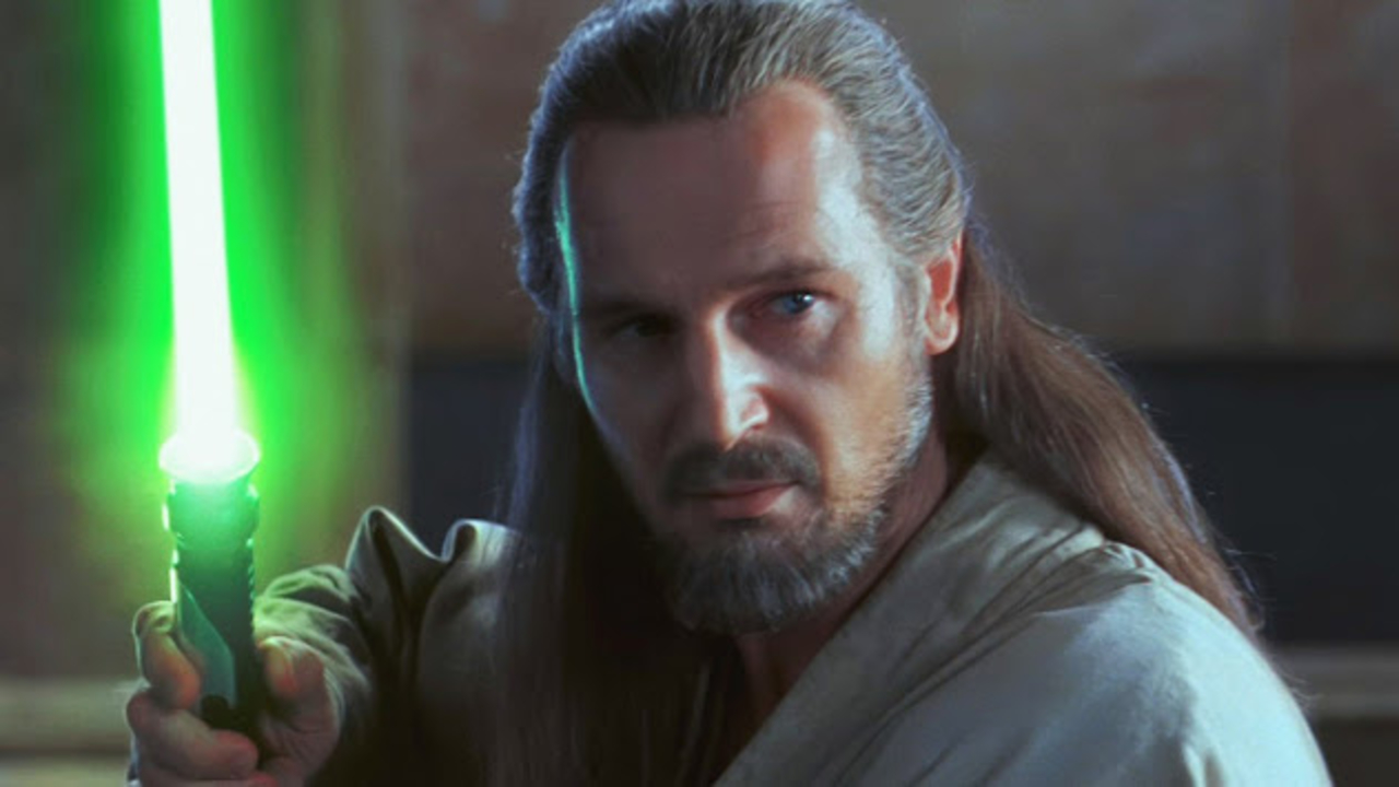 Qui-Gon Jinn se prepara para luchar contra Darth Maul en Star Wars Episodio 1: La Amenaza Fantasma