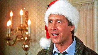 Clark Griswald står med en tomteluva på huvudet i julfilmen Ett päron till farsa firar jul.