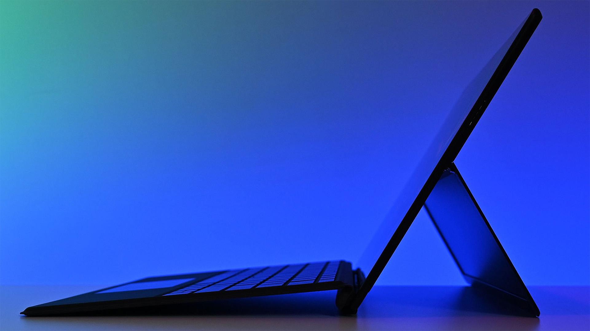 Surface Pro X sobre fondo azul