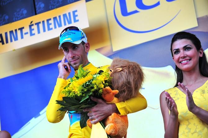 Vincenzo Nibali (Astana) gets another maillot jaune