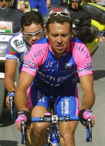 Simoni leads Julio Perez Cuapio en route to taking the maglia rosa on the Passo Pordoi in 2001.