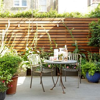 courtyard garden with wood panelling and bistro set