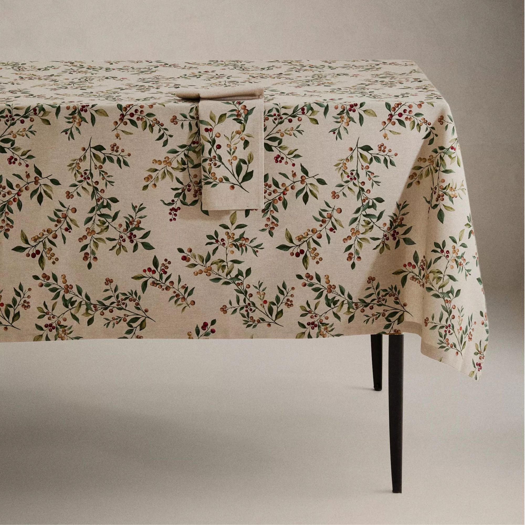 Cotton tablecloth with holly motif