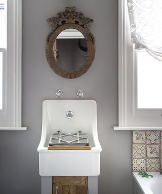 A vintage washbasin in a small bathroom