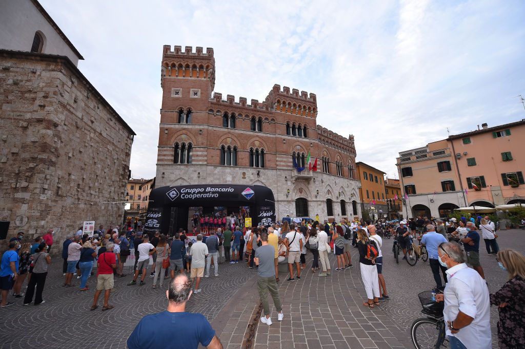 Crowds gathered to a stunning backdrop in the Italian city of Grosseto for the 2020 Giro Rosa teams presentation
