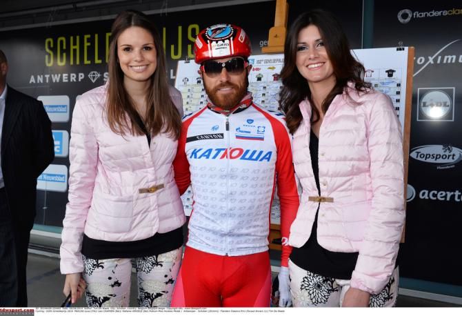 Luca Paolini (Katusha) finds time for a quick photo before the race