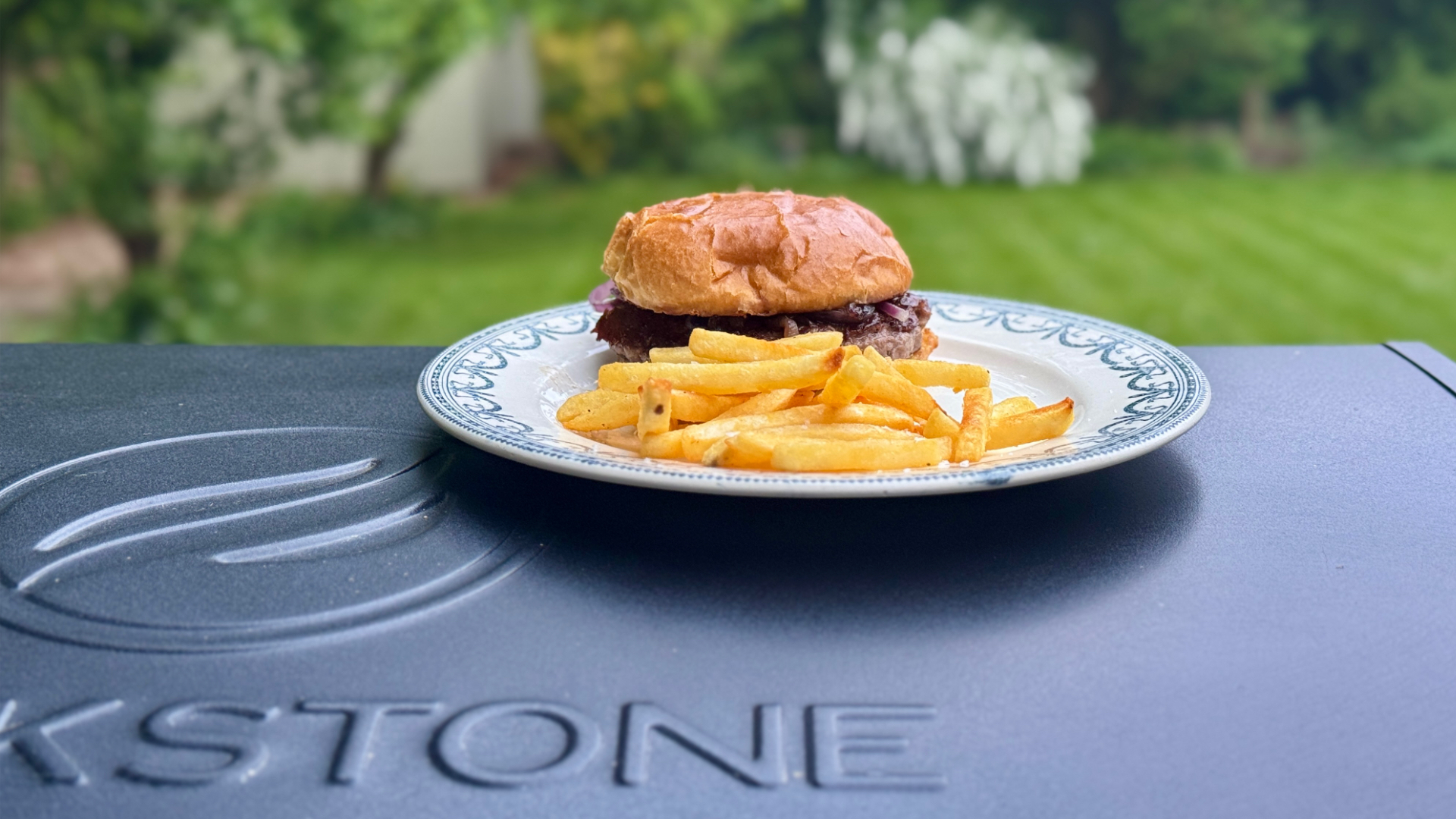 Blackstone 28" Griddle AirFryer Combo smash burger