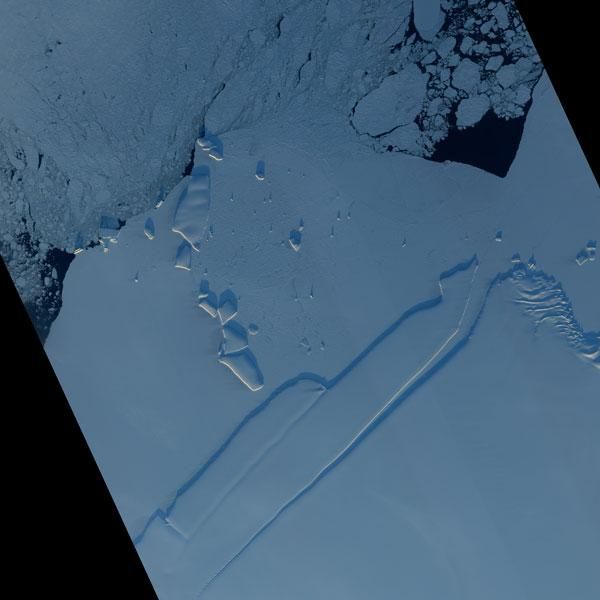 iceberg-shadow-ragnhild-110103-02