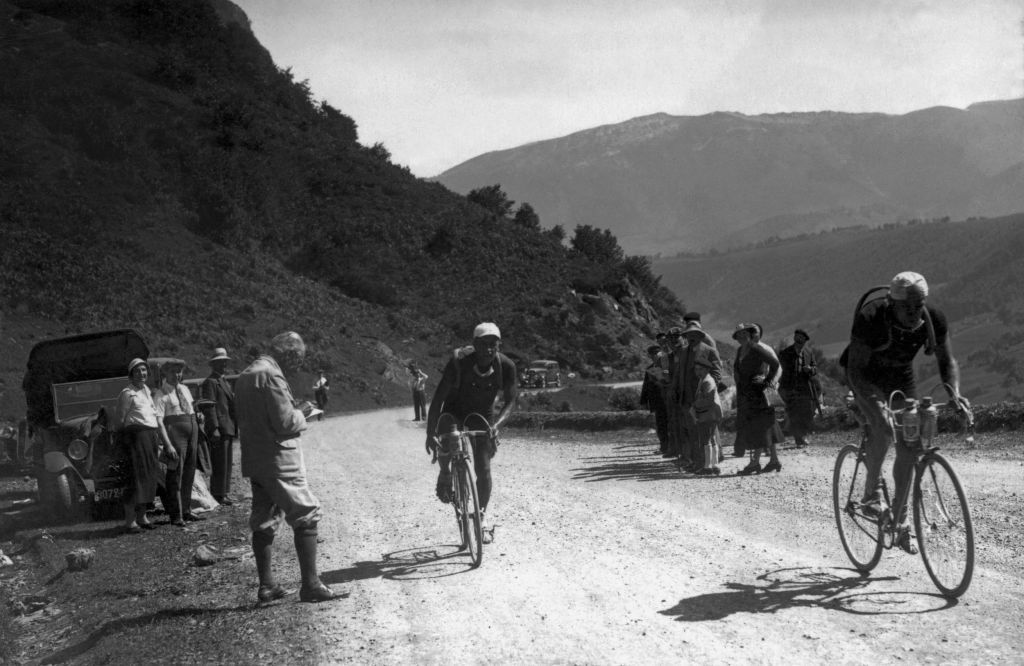 Henri Desgrange G cycliste journaliste sportif et fondateur du Tour de France en 1903 pointe le cycliste belge Romain Maes emmen par le Belge Jules Lowie en bas du col de lAubisque le 22 juillet 1935 lors de la 16me tape de la 29me dition du Tour de France entre Luchon et Pau LItalien Ambroglio Morelli a remport cette tape et le Belge Romain Maes a gagn cette dition LAB AFP PHOTO Photo by AFP Photo by AFP via Getty Images