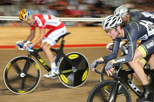 Jack Bobridge (SA) keeps an eye on the competition in the men's points race.