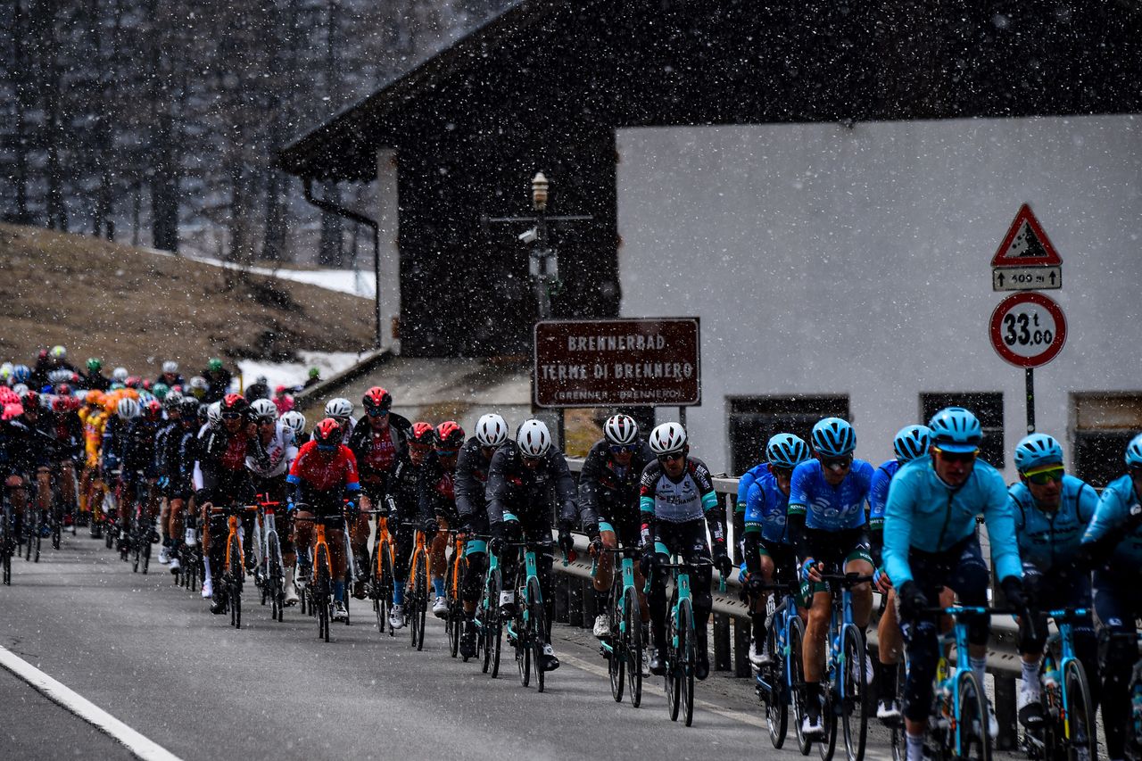 The riders faced some snow over the Passo del Brennero