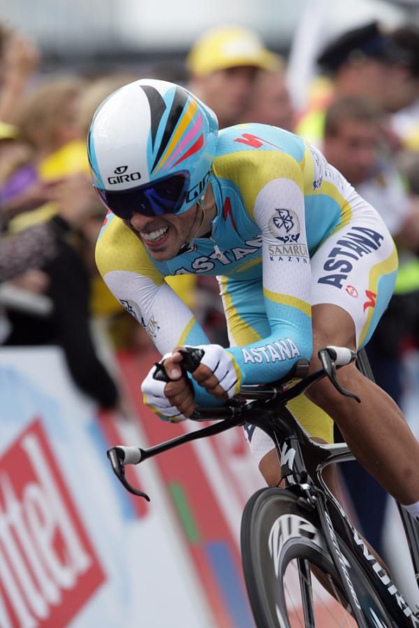 Alberto Contador's helmet has a yellow, pink and red stripe for his 3 Grand Tour wins.
