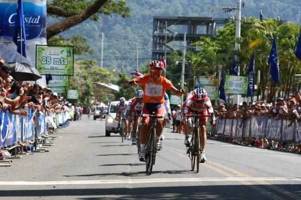 Eduardo Garita (Citibank-Economy Rent A Car-Blue) inches from victory