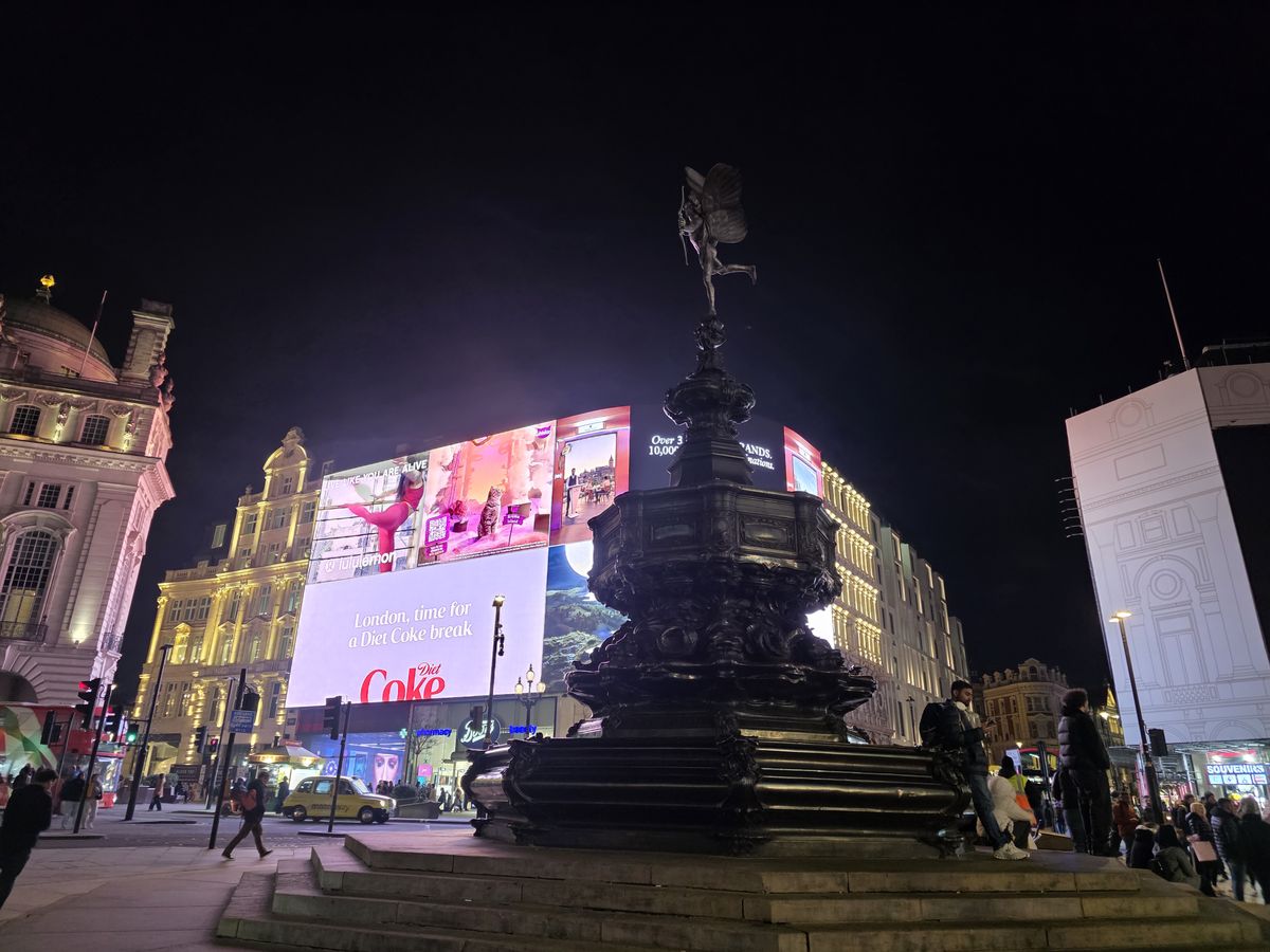 Galaxy S25 Ultra camera sample Piccadilly Circus low light