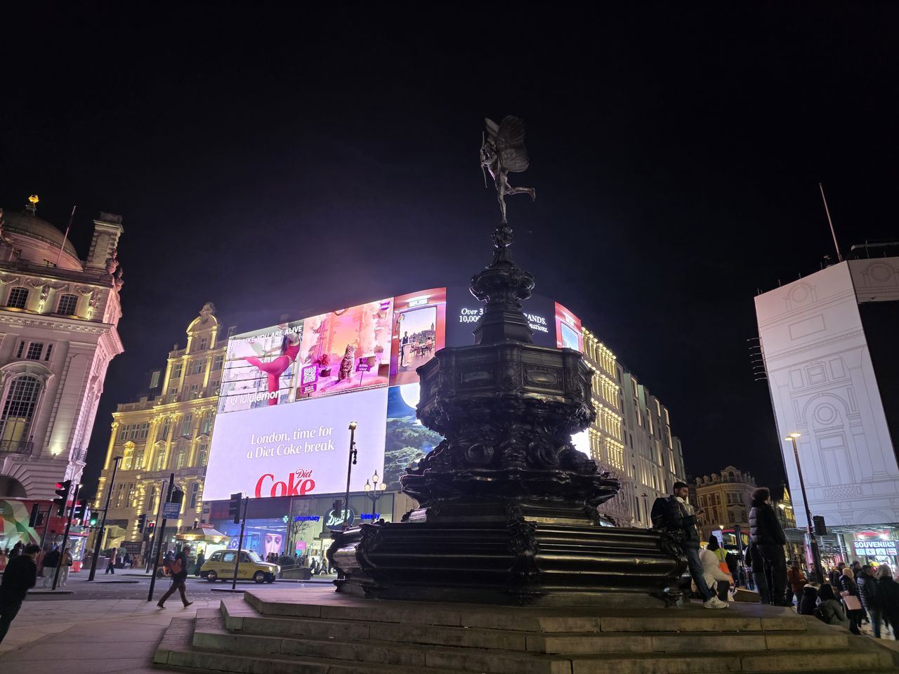 Galaxy S25 Ultra camera sample Piccadilly Circus low light