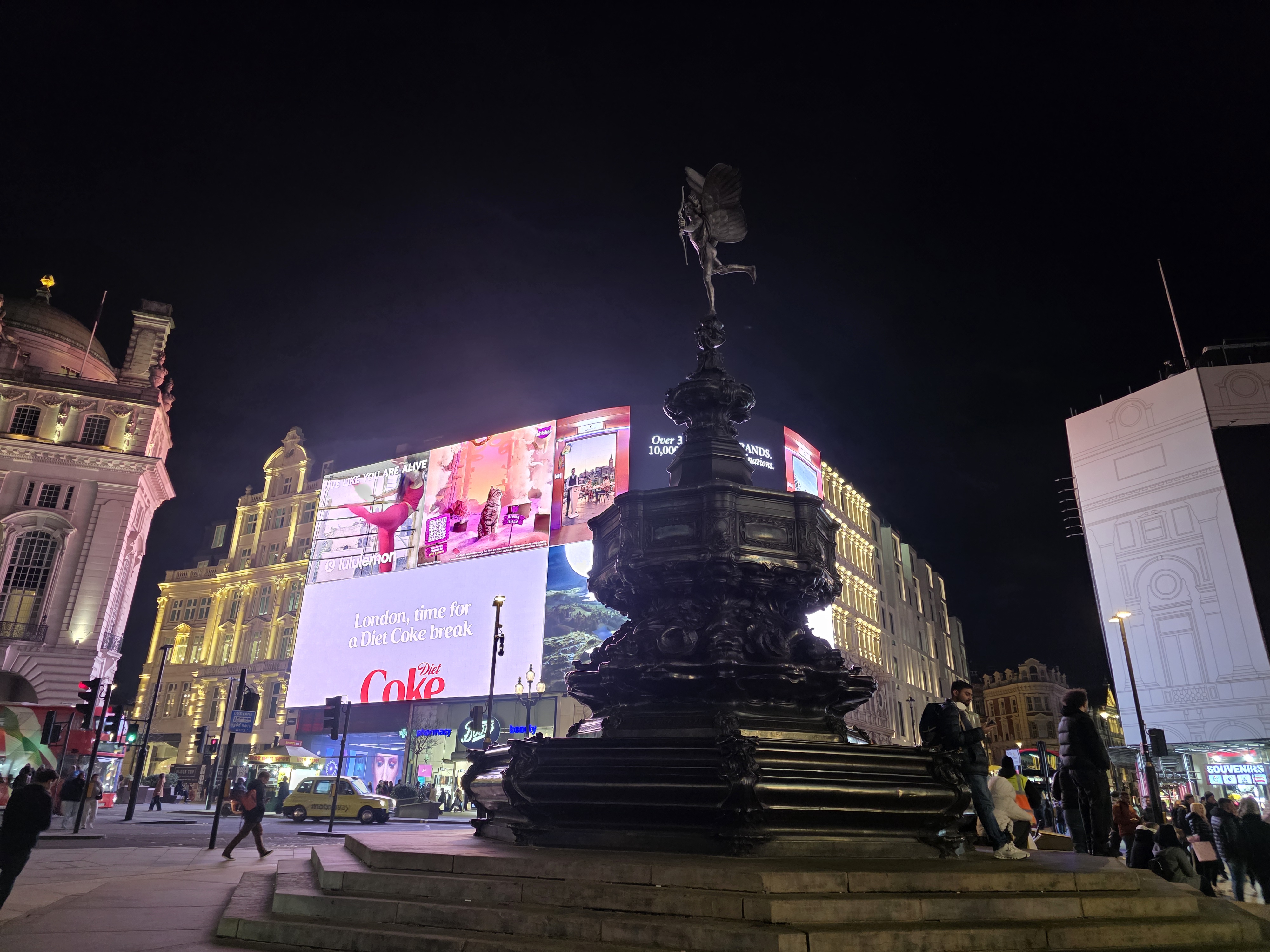 Galaxy S25 Ultra camera sample Piccadilly Circus low light