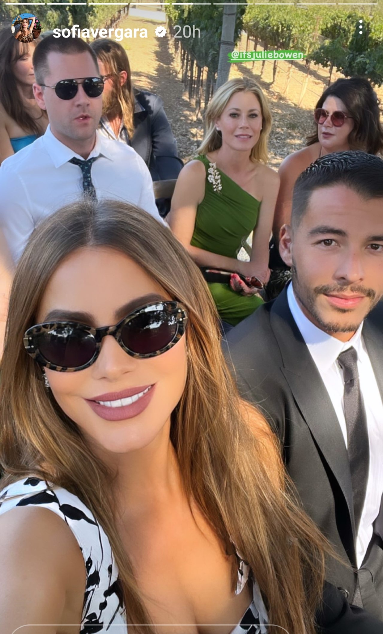 Sofia Vergara, Nolan Gould y Julie Bowen en la boda de Sarah Hyland.