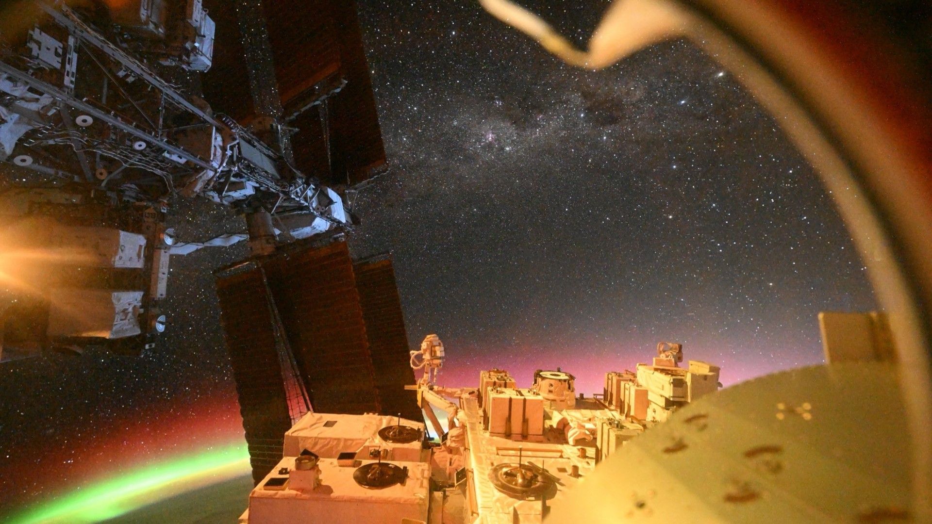 space.com - Chelsea Gohd - Astronaut captures aurora magic from the ISS | Space photo of the day for May 28, 2026