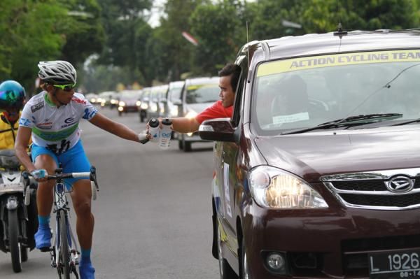 A rider gets some support from his team car.