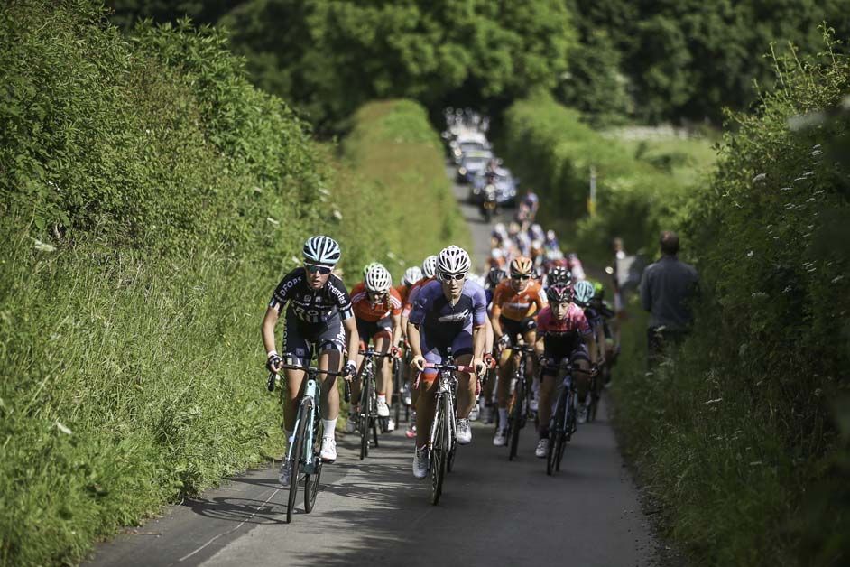 Drops push the pace on the front of the peloton