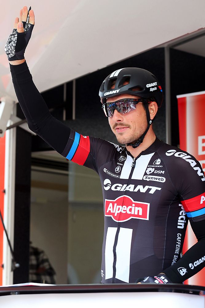 John Degenkolb (Giant-Alpecin) waves to the crowd