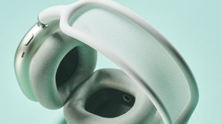 AirPods Max en vert, vu du dessus, en regardant au-delà du bandeau en maille vers les oreillettes