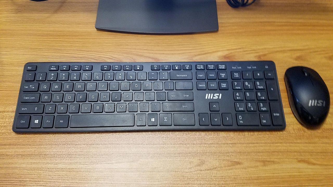 The MSI Modern AM271 M11 comes bundled with a keyboard and mouse.