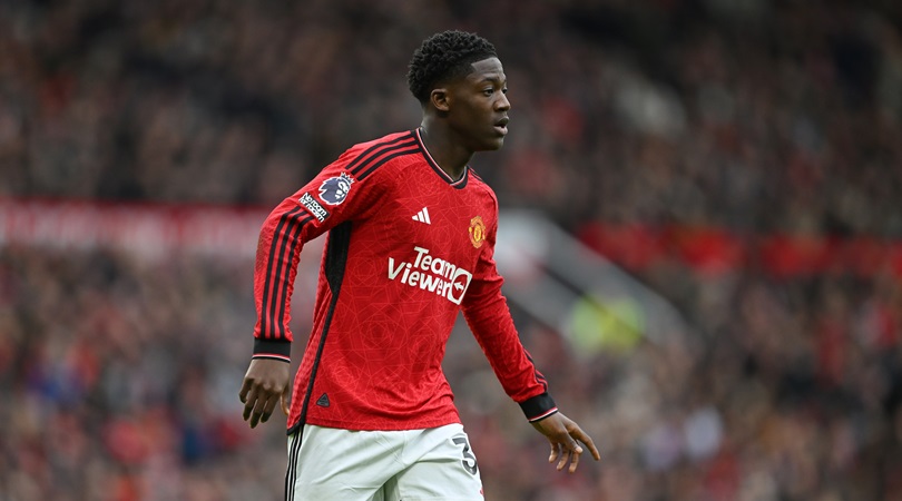 Kobbie Mainoo del Manchester United in azione durante la partita della Premier League tra Manchester United e Fulham FC all'Old Trafford il 24 febbraio 2024 a Manchester, Inghilterra