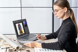 Una mujer trabajando con un portátil MSI super productivo