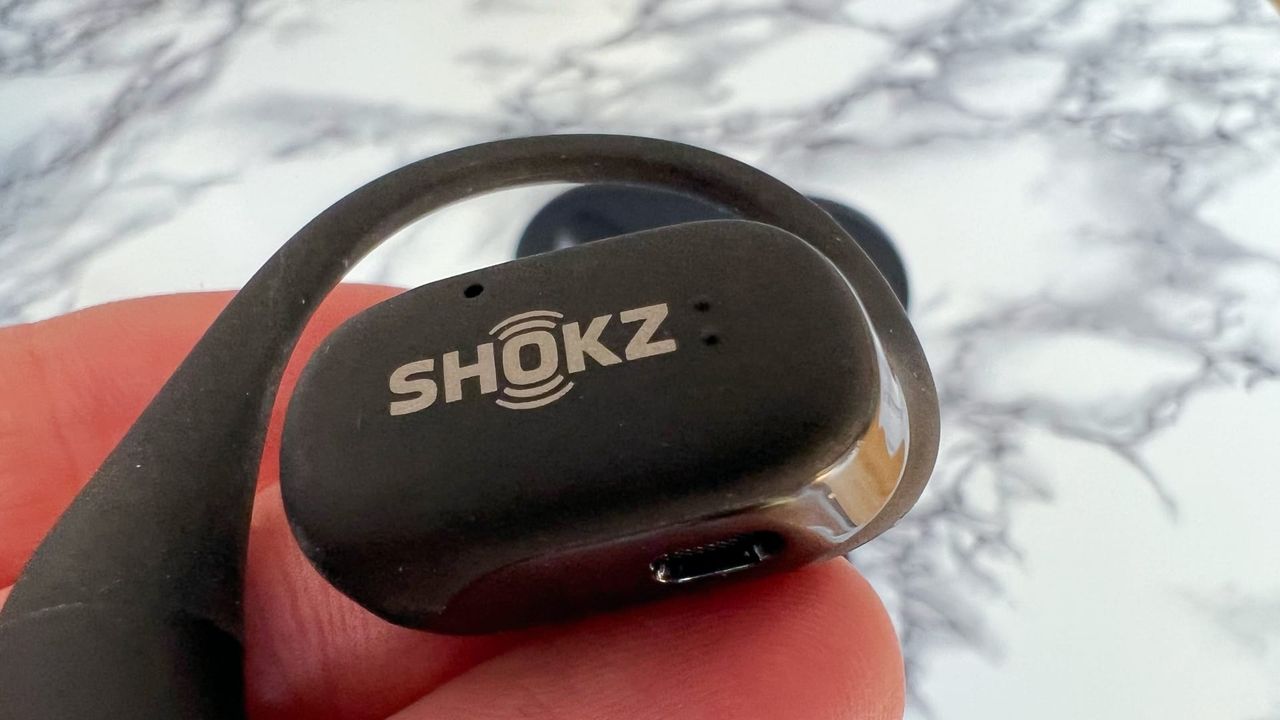 Shokz openfit mot marmorerat bord