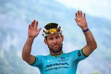 Mark Cavendish waving with both hands in the air