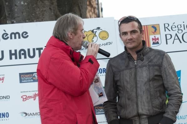 Daniel Mangeas has a chat with Richard Virenque.