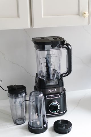 Everything included with Ninja Detect Duo Power Blender Pro including black base, a large jug attachment with handle and lid, plus two shake style attachments with lids