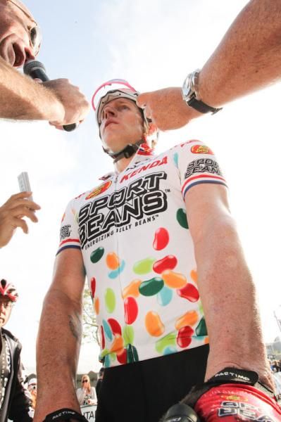 Race announcer Dave Towle intervies Brad Huff (Jelly Belly) about his win at Dana Point.