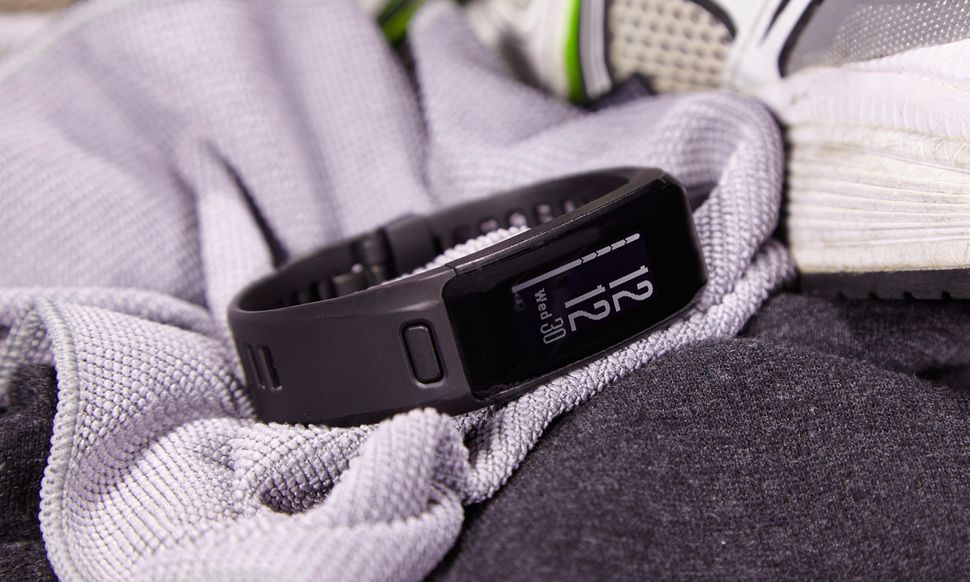garmin vivomove hr vs fitbit charge 2