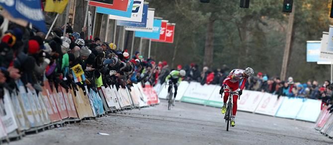 Klaas Vantornout looks back to check his margin over Sven Nys, while Nys looks back to see if Kevin Pauwels is closing in.