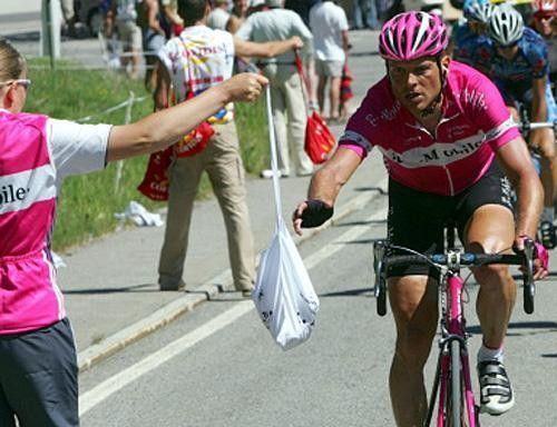 Jan Ullrich (T-Mobile) grabs a musette