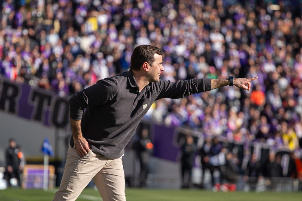Carles Martinez Novell, coach of Toulouse FC looks on during the Ligue 1 match between Toulouse FC and OGC Nice at on February 02, 2025 in Toulouse, France.