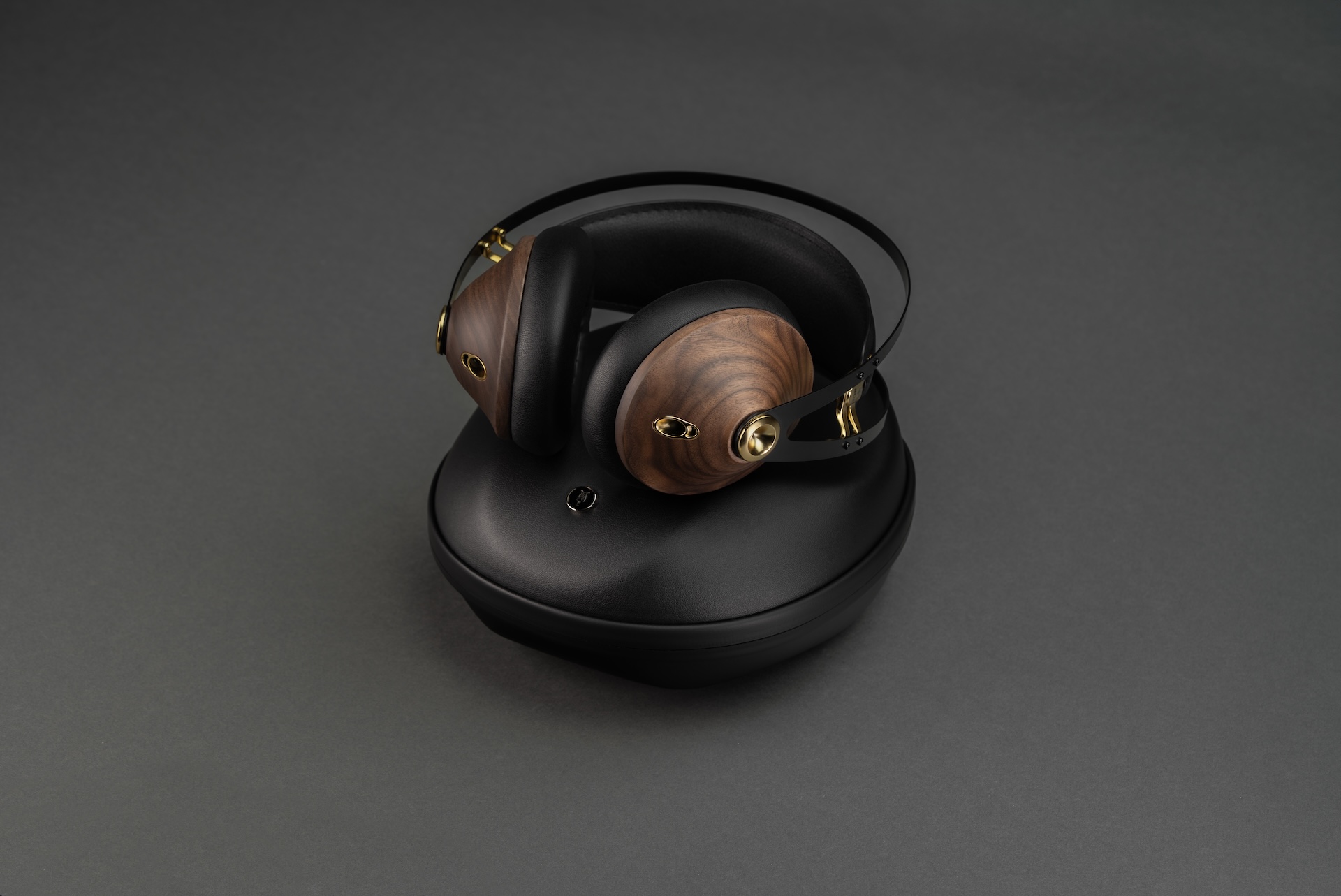 Meze Audio 99 Classics (2nd Generation) from different angles