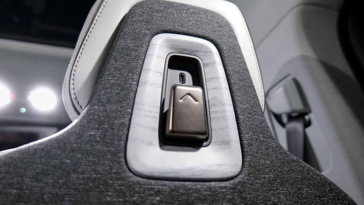 2025 Rivian R1T Tri.