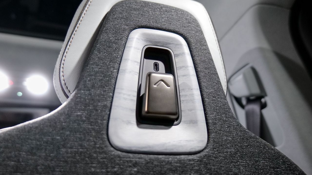 2025 Rivian R1T Tri.