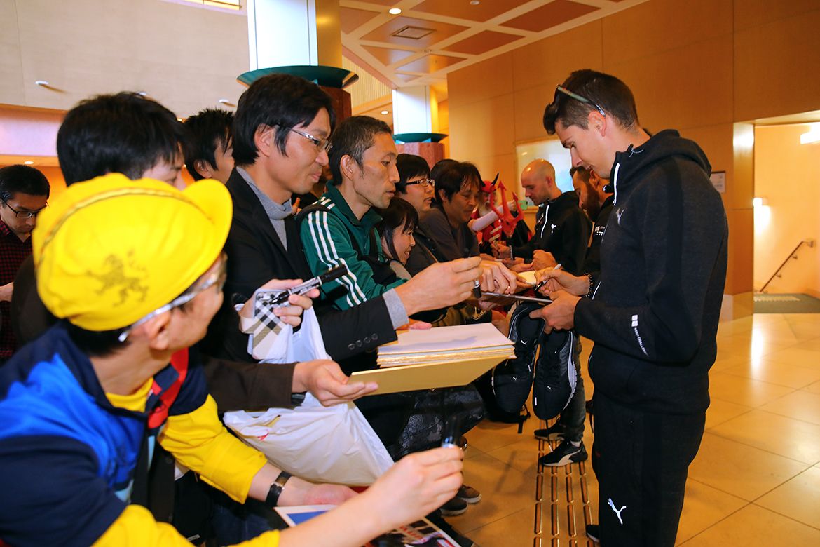 Warren Barguil signs autographs