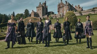 Modelos frente al castillo de Drummond en Escocia vistiendo ropa de la colección Dior Cruise 2025 de Maria Grazia Chiuri