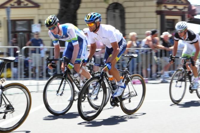 Luke Durbridge (Oica-GreenEDGE) and Johnathan Cantwell (BikeBug) discuss something in the bunch
