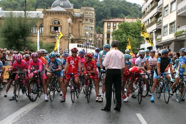 The peloton just before the start