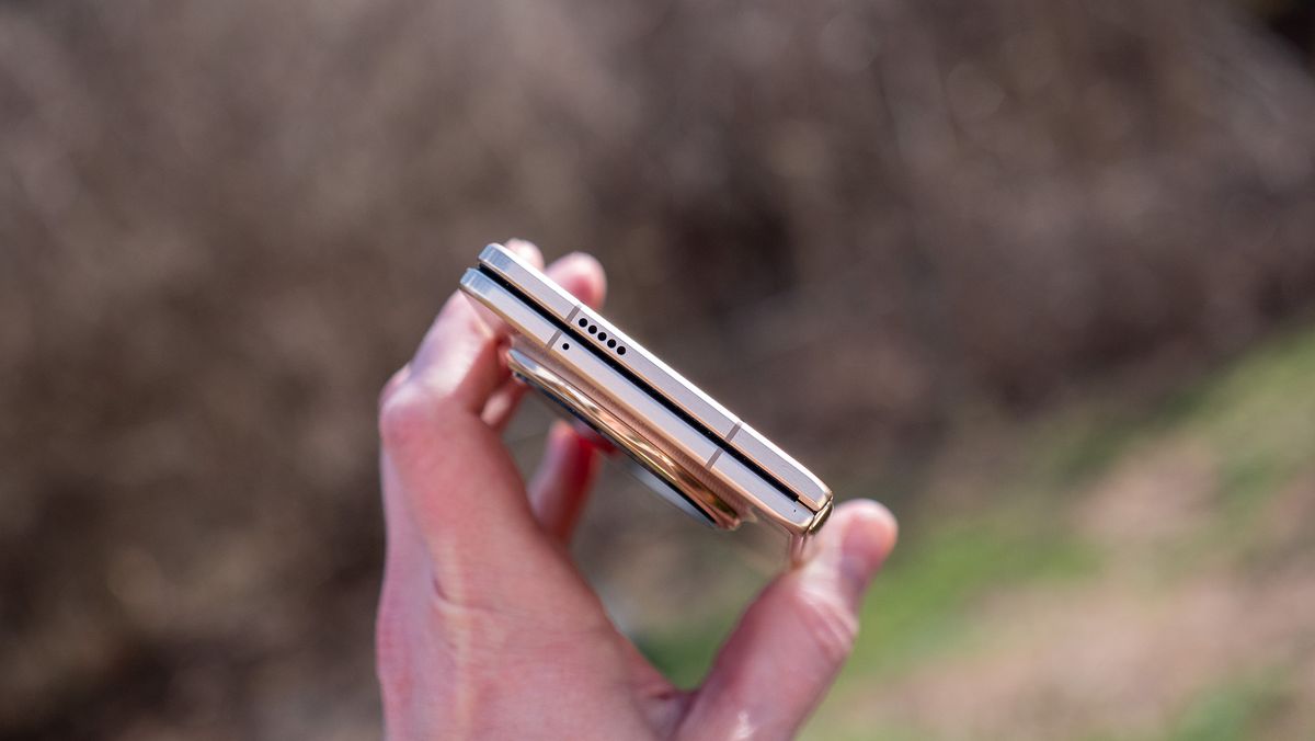 Holding the gold Honor Magic V6