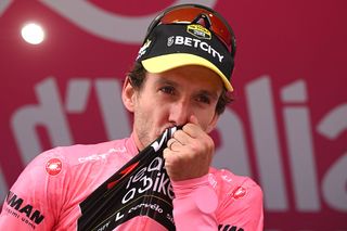 SESTRIERE VIALATTEA ITALY MAY 31 Final overall winner Simon Yates of Great Britain and Team Visma Lease a Bike celebrates at podium as Pink Leader Jersey winner during the 108th Giro dItalia 2025 Stage 20 a 2053km stage from Verres to Sestriere Vialattea 2036m UCIWT on May 31 2025 in Sestriere Vialattea Italy Photo by Dario BelingheriGetty Images