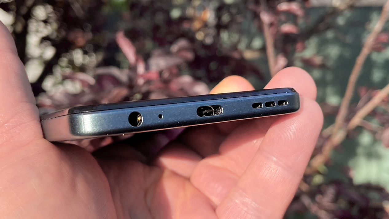 Moto G 5G 2024 review USB port